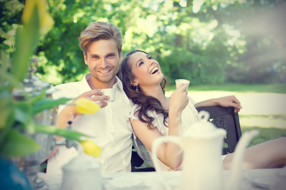 smiling-couple-in-love-drinking-coffee-outdoors